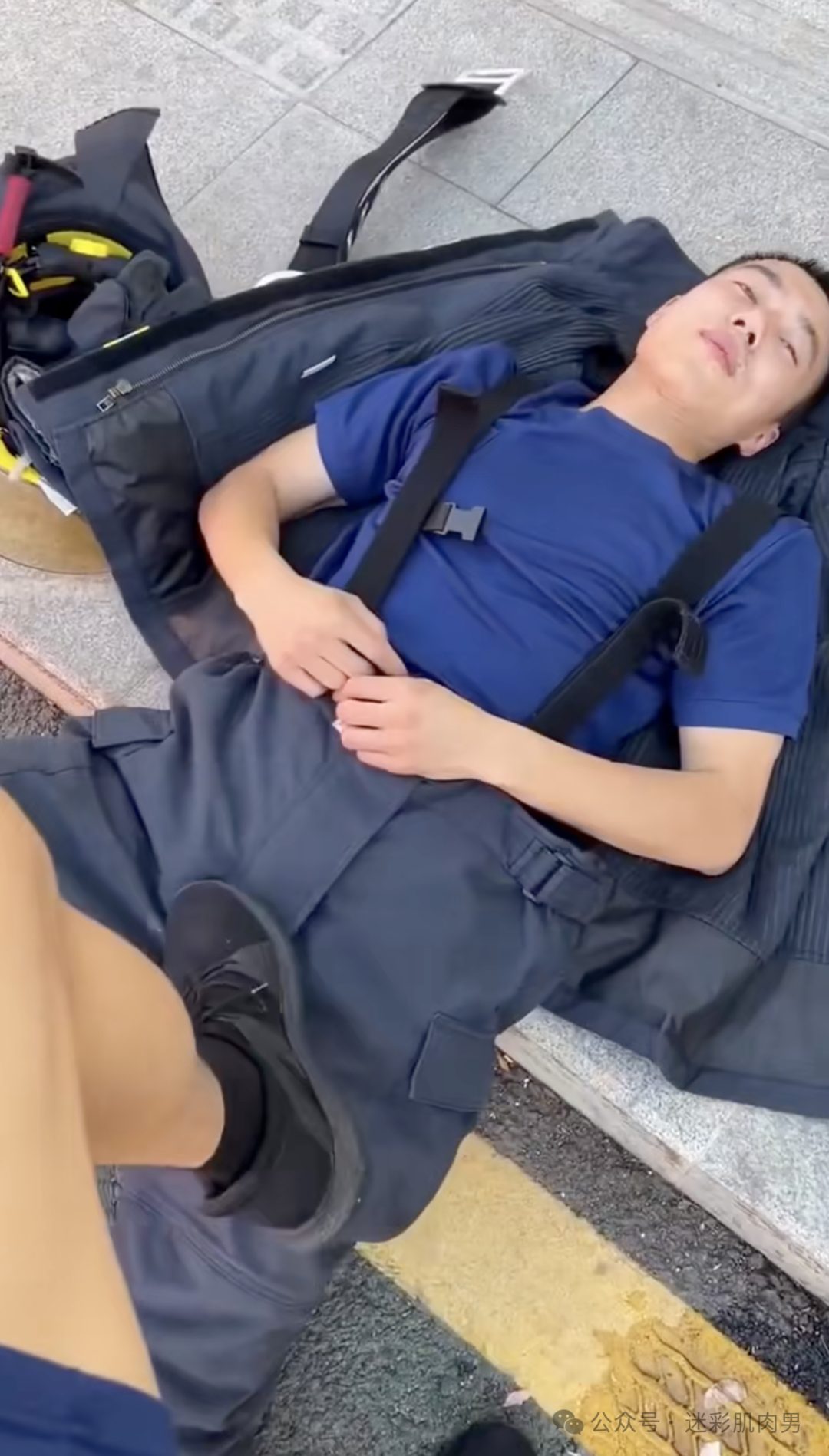 操场被班长踩消防小哥视频，他竟然不捂手厉害了！
