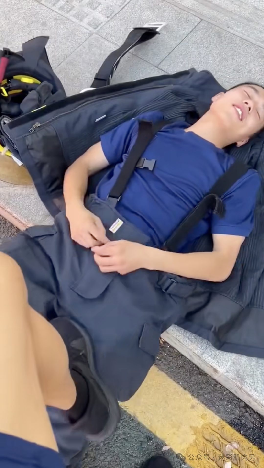 操场被班长踩消防小哥视频，他竟然不捂手厉害了！