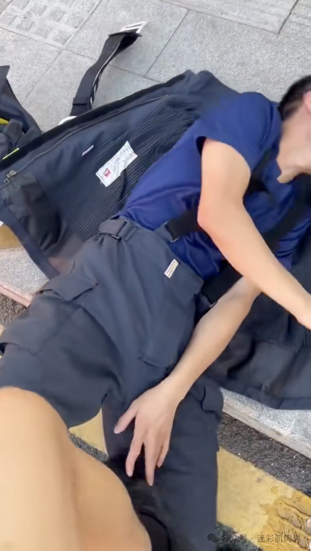 操场被班长踩消防小哥视频，他竟然不捂手厉害了！