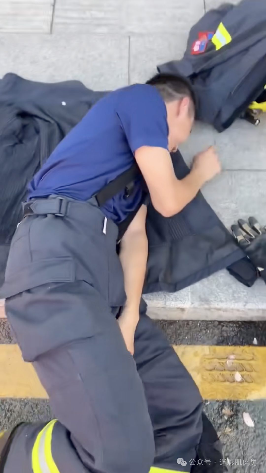操场被班长踩消防小哥视频，他竟然不捂手厉害了！