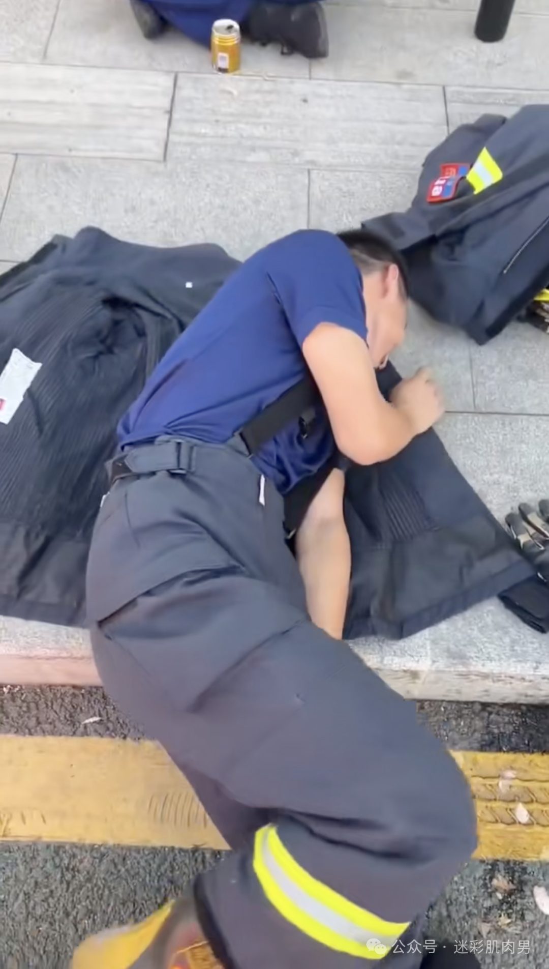 操场被班长踩消防小哥视频，他竟然不捂手厉害了！
