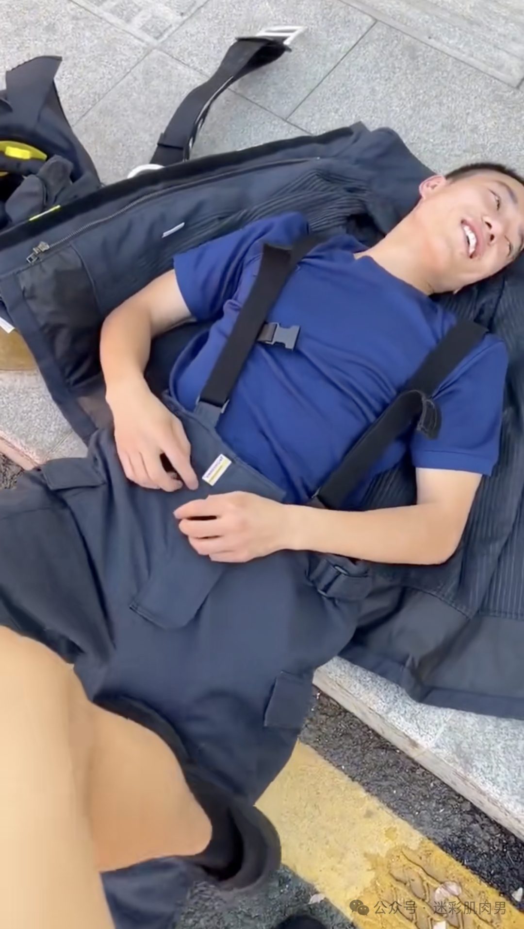操场被班长踩消防小哥视频，他竟然不捂手厉害了！