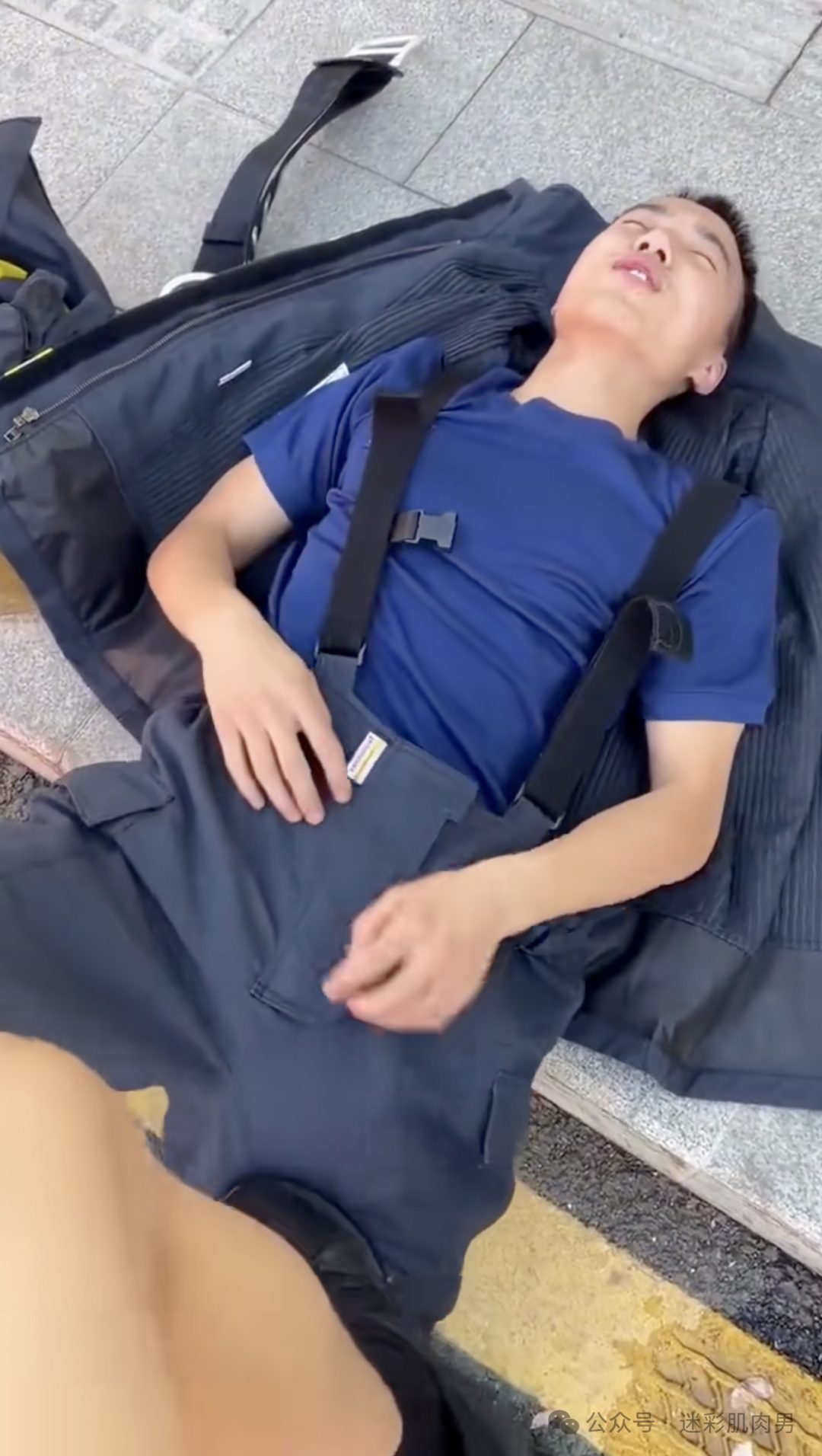 操场被班长踩消防小哥视频，他竟然不捂手厉害了！