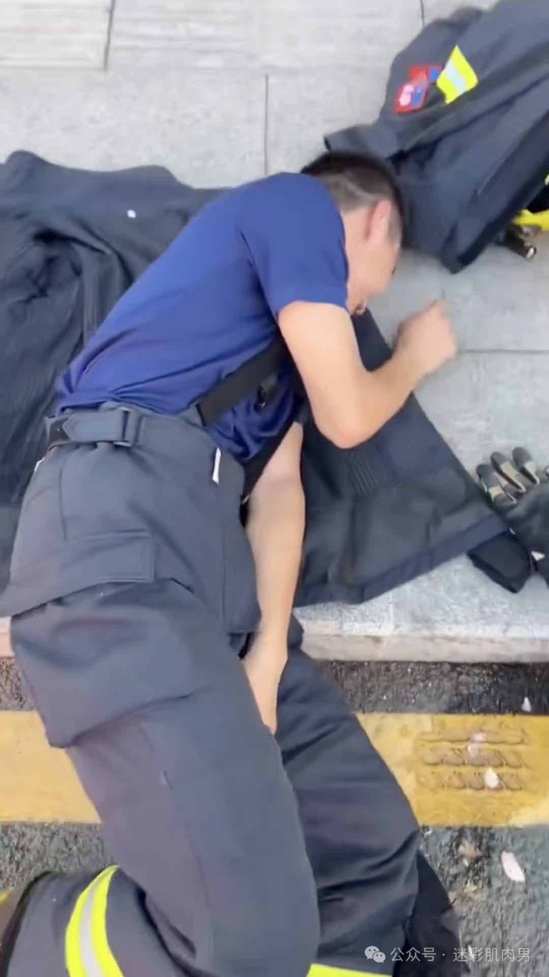 操场被班长踩消防小哥视频，他竟然不捂手厉害了！-潮男潮北