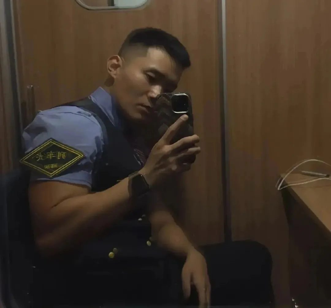 陕西超粗壮的列车长火了，网友：这西北汉子是真爸爸！