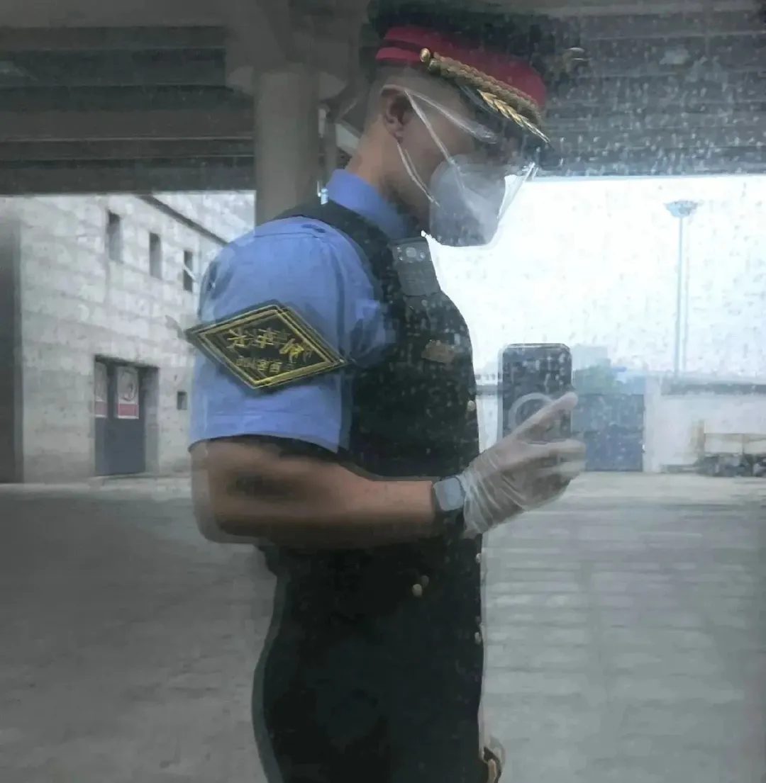 陕西超粗壮的列车长火了，网友：这西北汉子是真爸爸！
