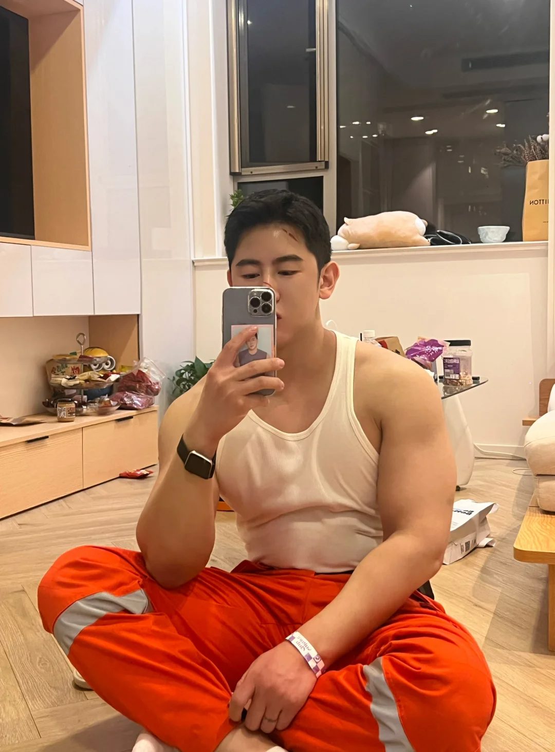 上海小哥哥在韩国杀疯了！45cm 臂围配厌世脸 这身材说是漫撕男都谦虚了