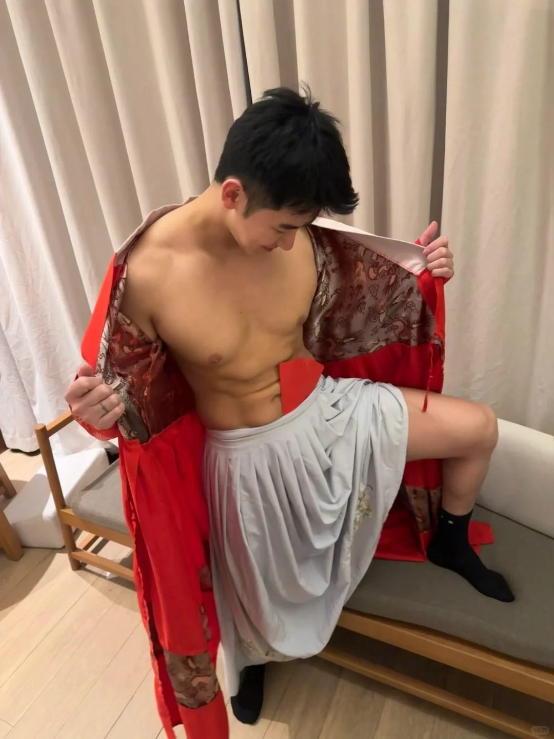 上海小哥哥在韩国杀疯了！45cm 臂围配厌世脸 这身材说是漫撕男都谦虚了