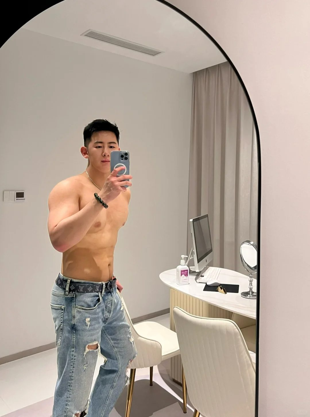 上海小哥哥在韩国杀疯了！45cm 臂围配厌世脸 这身材说是漫撕男都谦虚了