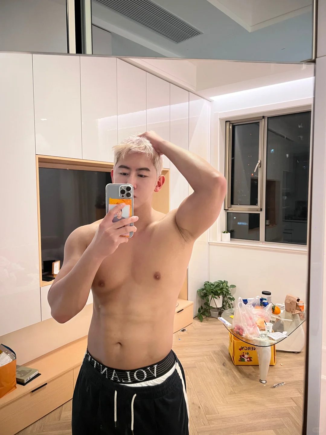 上海小哥哥在韩国杀疯了！45cm 臂围配厌世脸 这身材说是漫撕男都谦虚了