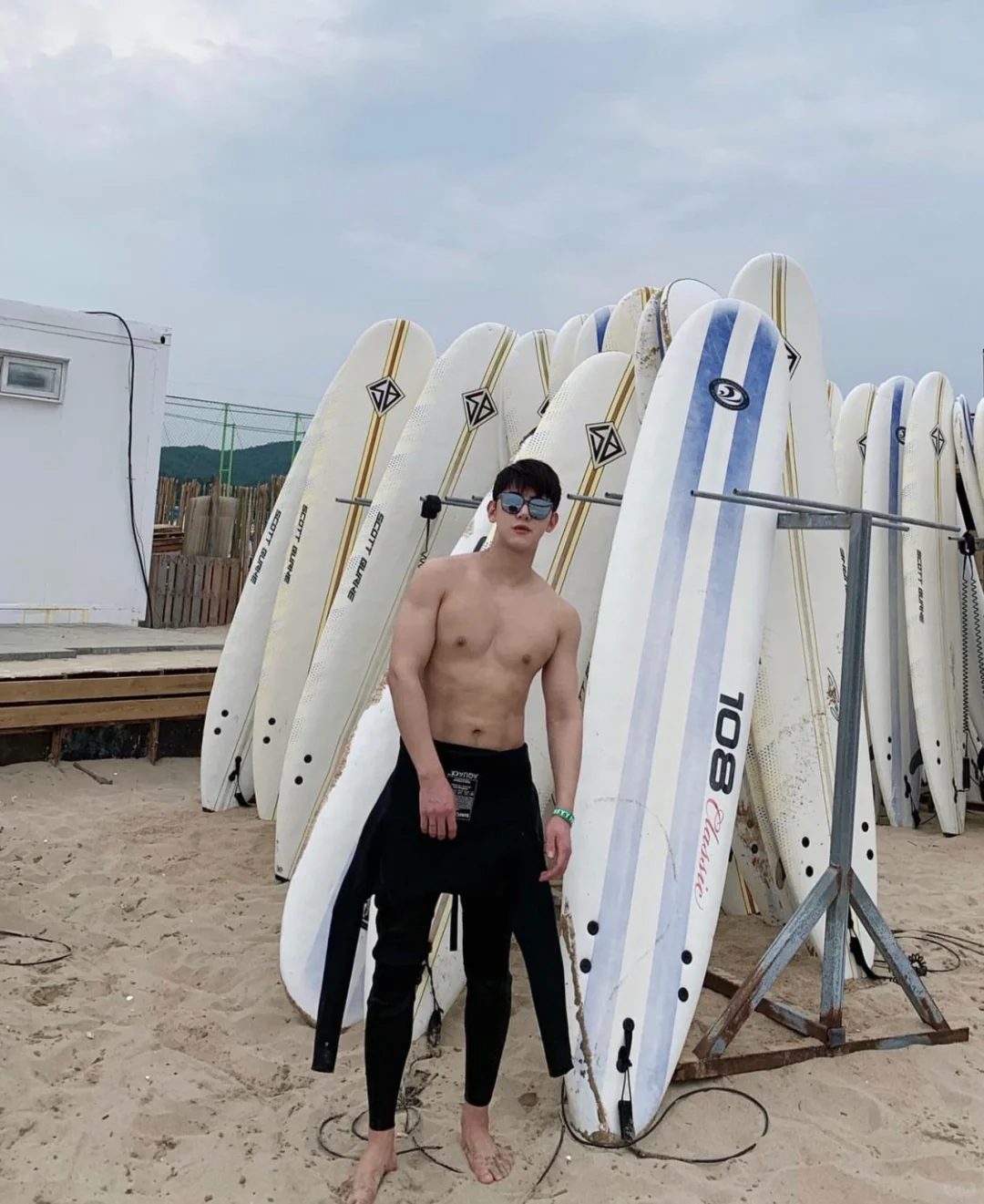 上海小哥哥在韩国杀疯了！45cm 臂围配厌世脸 这身材说是漫撕男都谦虚了