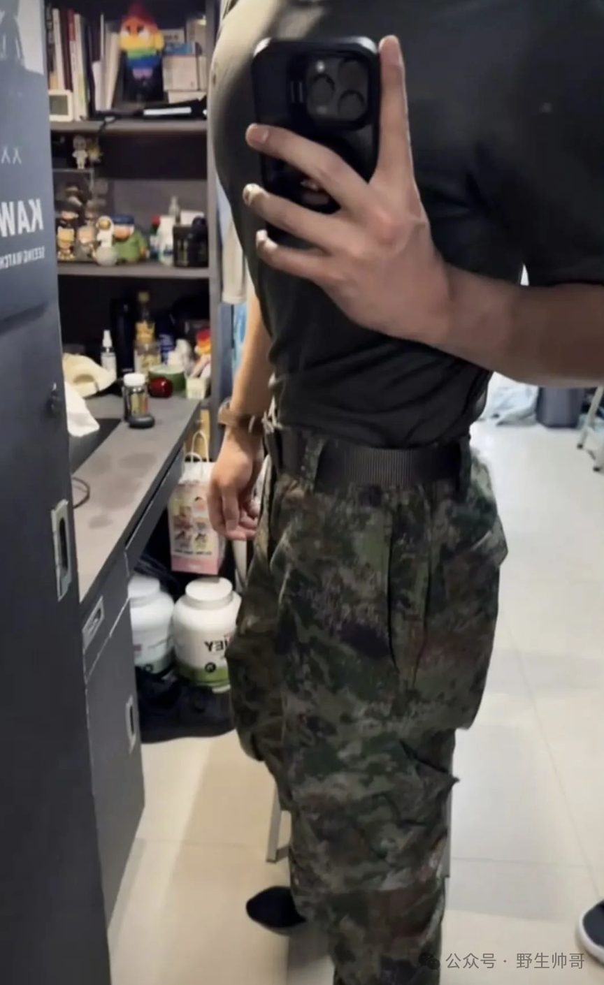 黑皮迷彩大 TOP 宿舍黑袜自拍，实力雄厚！