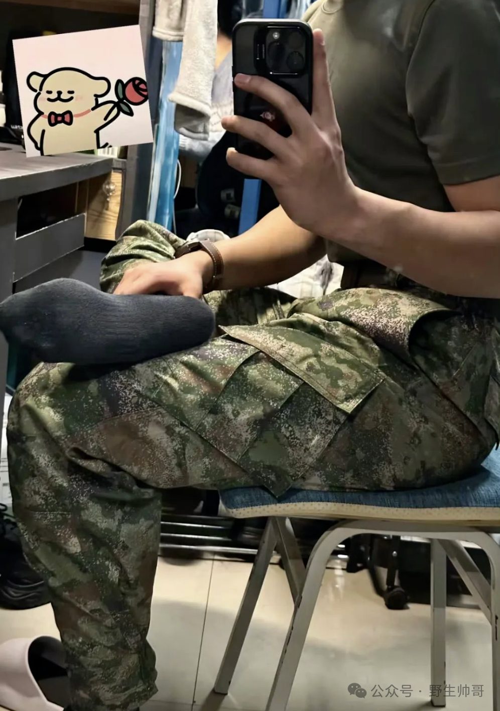 黑皮迷彩大 TOP 宿舍黑袜自拍，实力雄厚！