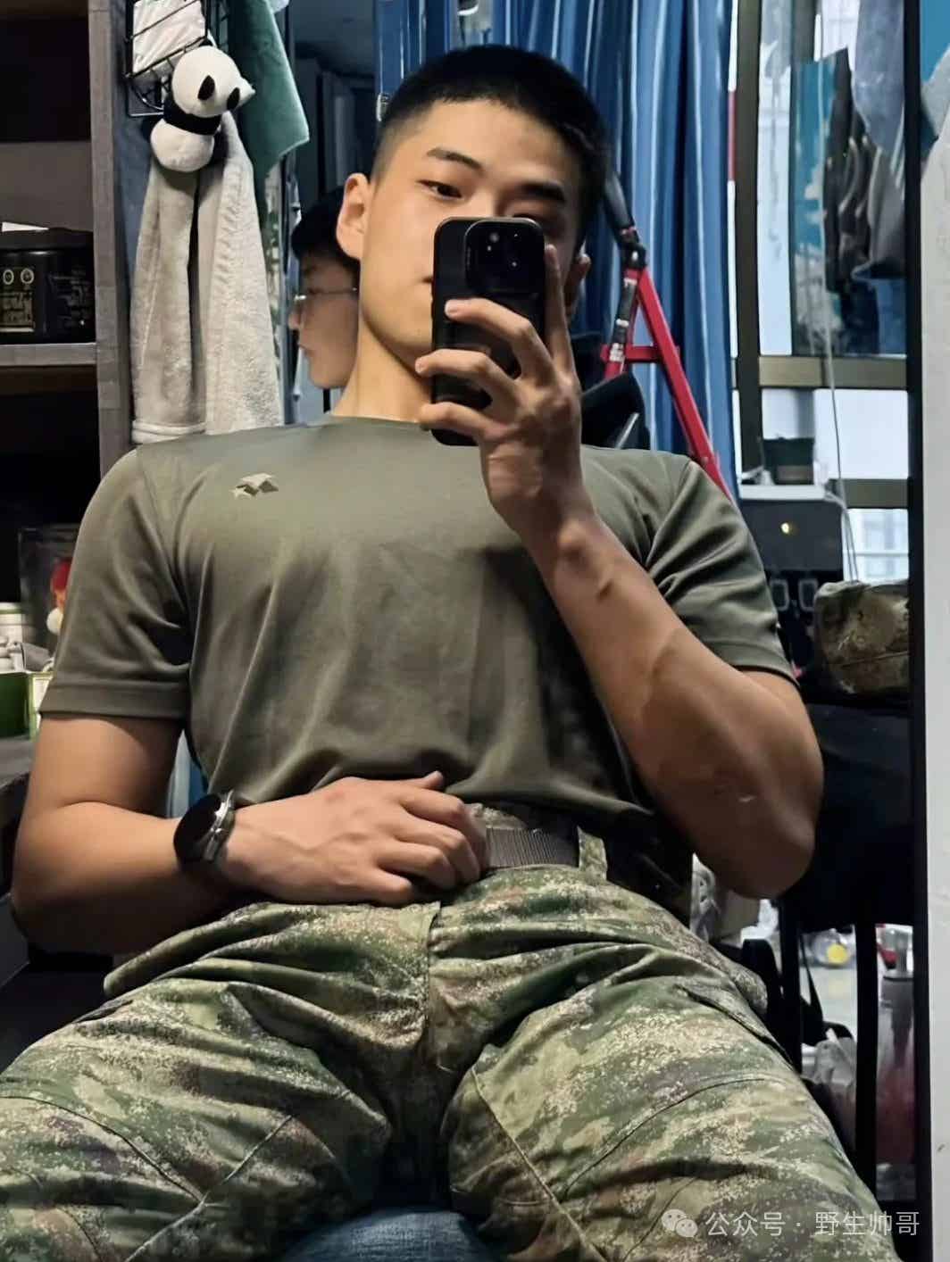 黑皮迷彩大 TOP 宿舍黑袜自拍，实力雄厚！