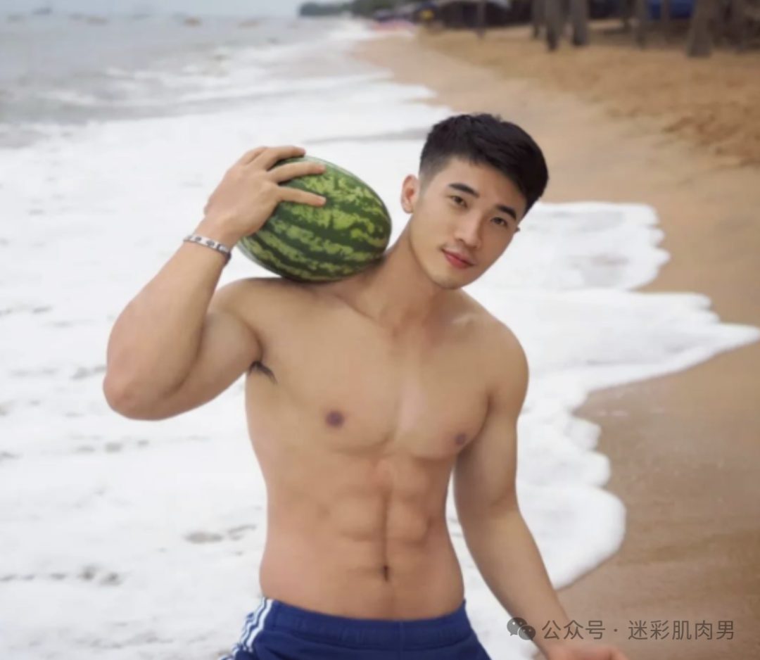 浇花把自己全身浇湿的壮男太会了！