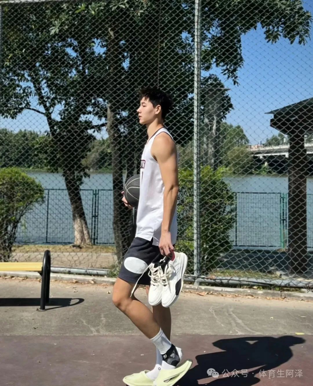 185 篮球体育生因“太开放”爆火校园，学弟：学长就应该坦诚相待，好喜欢......