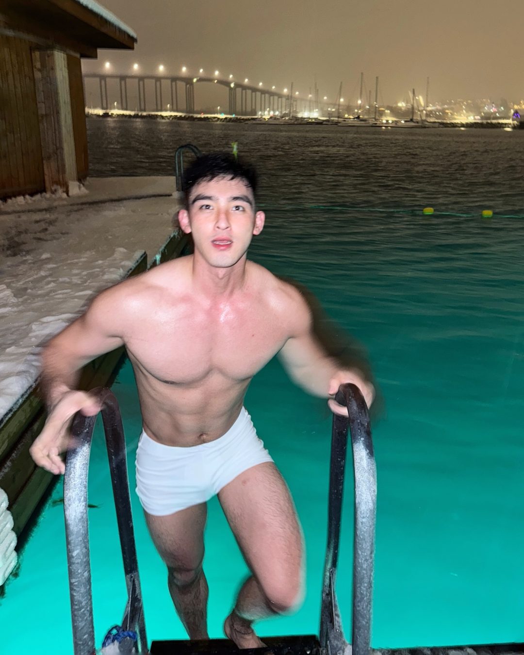 冷脸禁欲小哥哥的下犬式：胸肌撑爆衬衫，大腿青筋藏不住！