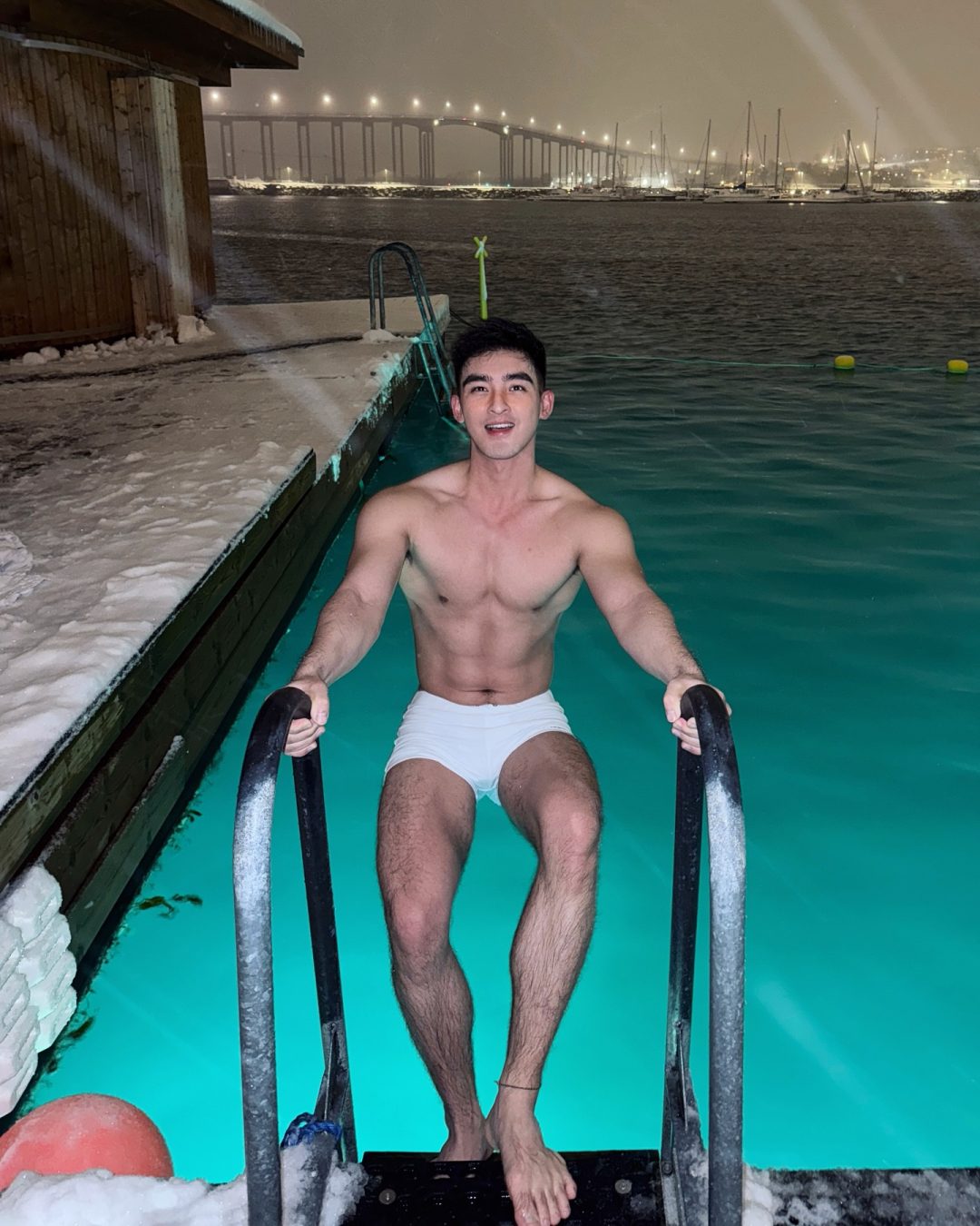 冷脸禁欲小哥哥的下犬式：胸肌撑爆衬衫，大腿青筋藏不住！