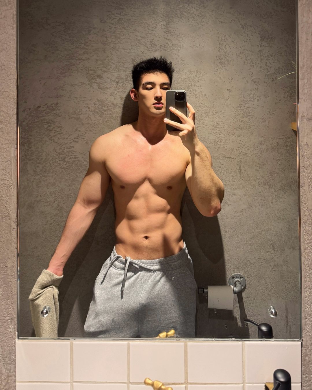 冷脸禁欲小哥哥的下犬式:胸肌撑爆衬衫,大腿青筋藏不住! 冷脸禁欲小哥哥的下犬式:胸肌撑爆衬衫,大腿青筋藏不住!