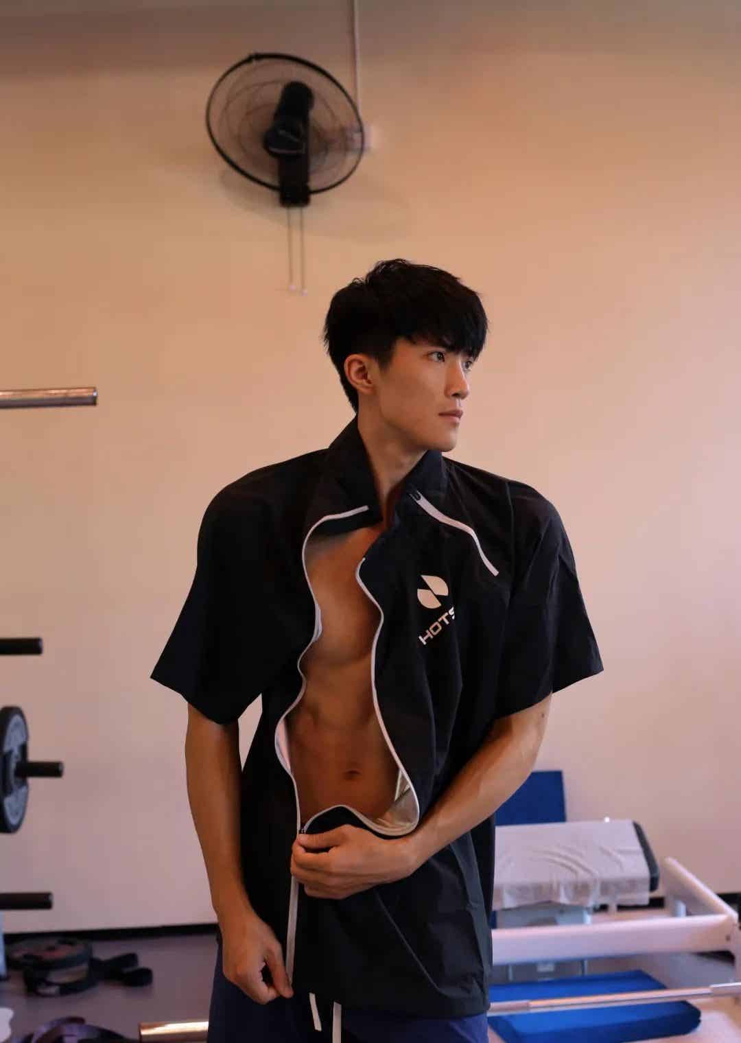 山东筋肉黑皮体育生，腹肌太性感了！-潮男潮北