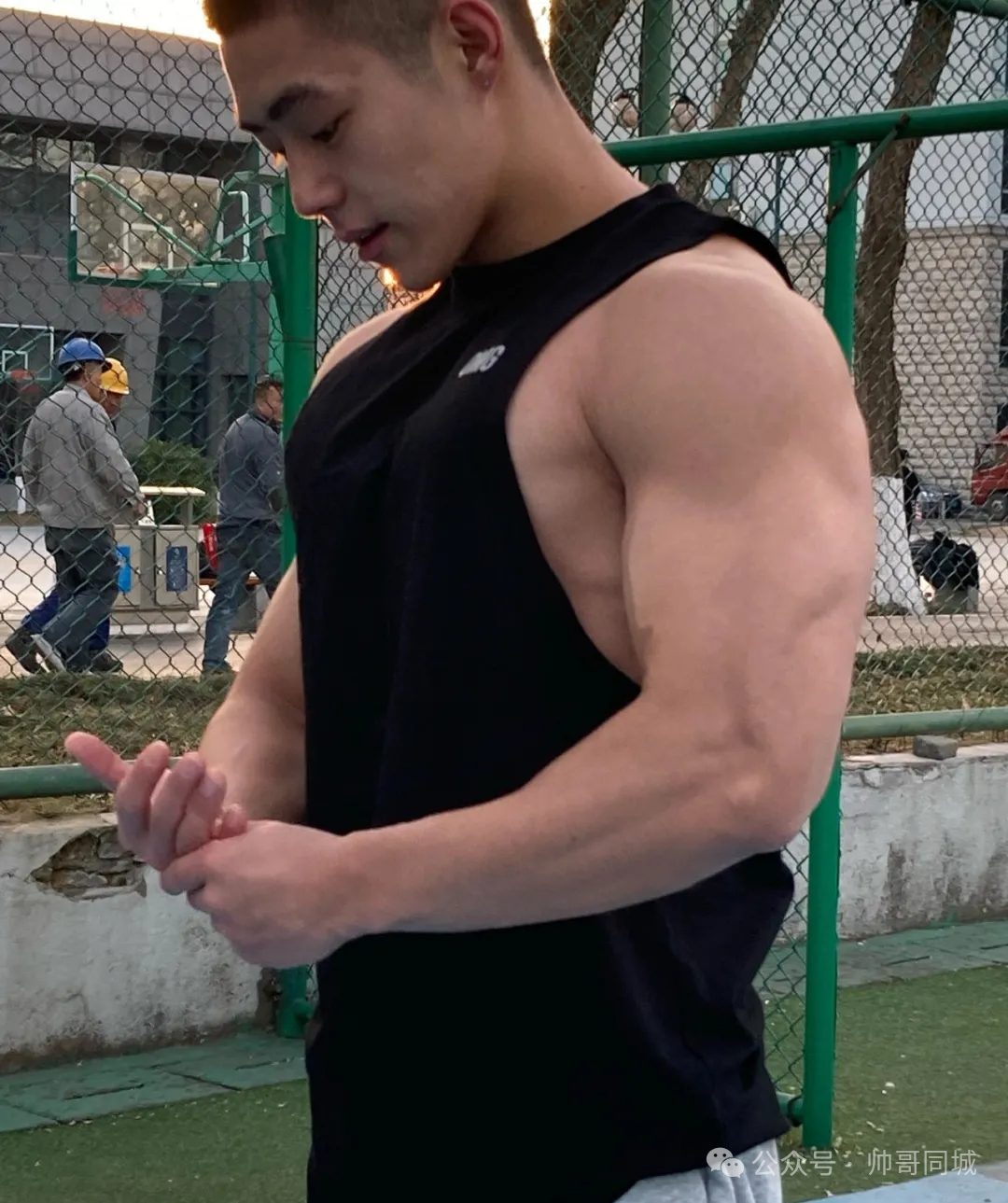 01 年寸头肌肉粗大手臂体育生