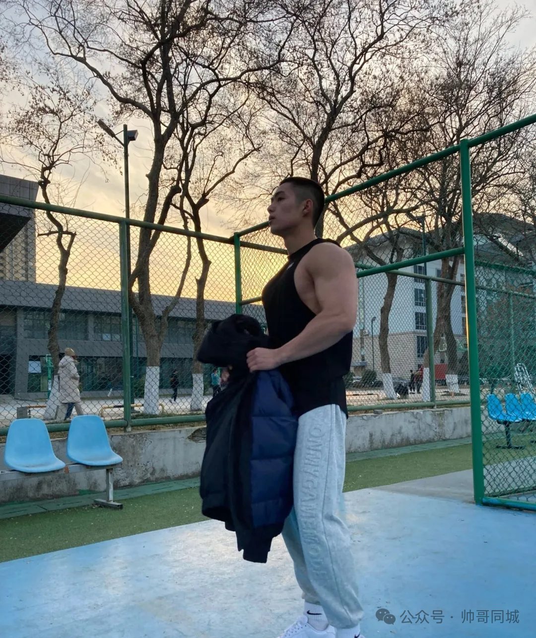 01 年寸头肌肉粗大手臂体育生 01 年寸头肌肉粗大手臂体育生