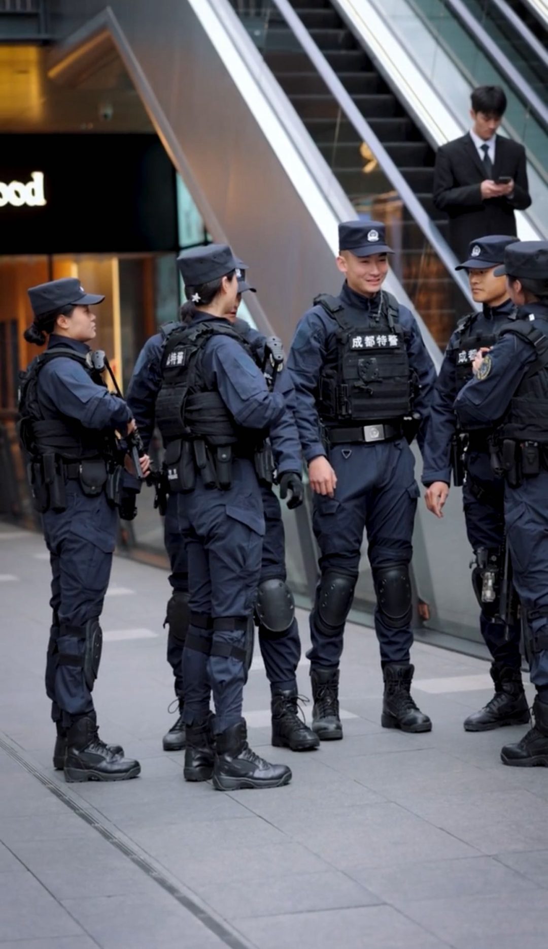 成都太古里执勤特警小哥意外走红，这也太帅了吧！