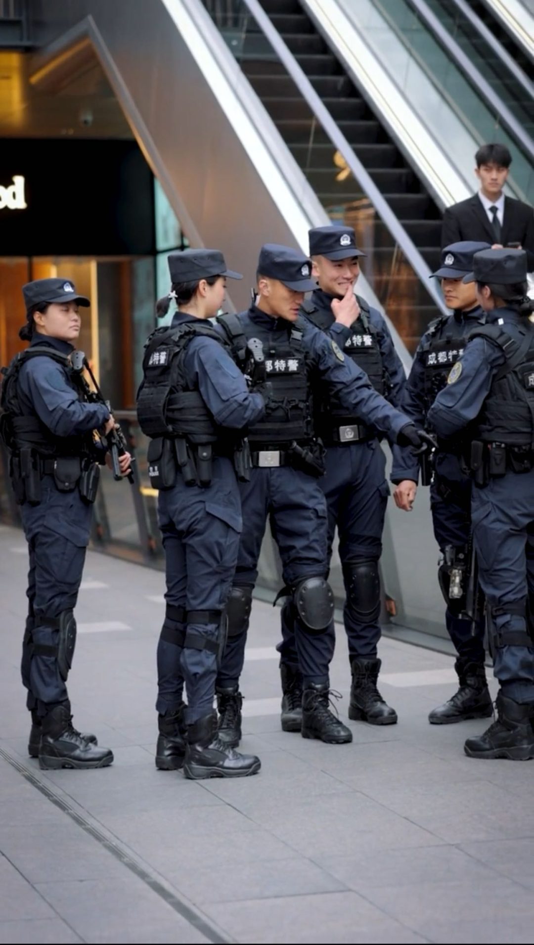成都太古里执勤特警小哥意外走红，这也太帅了吧！