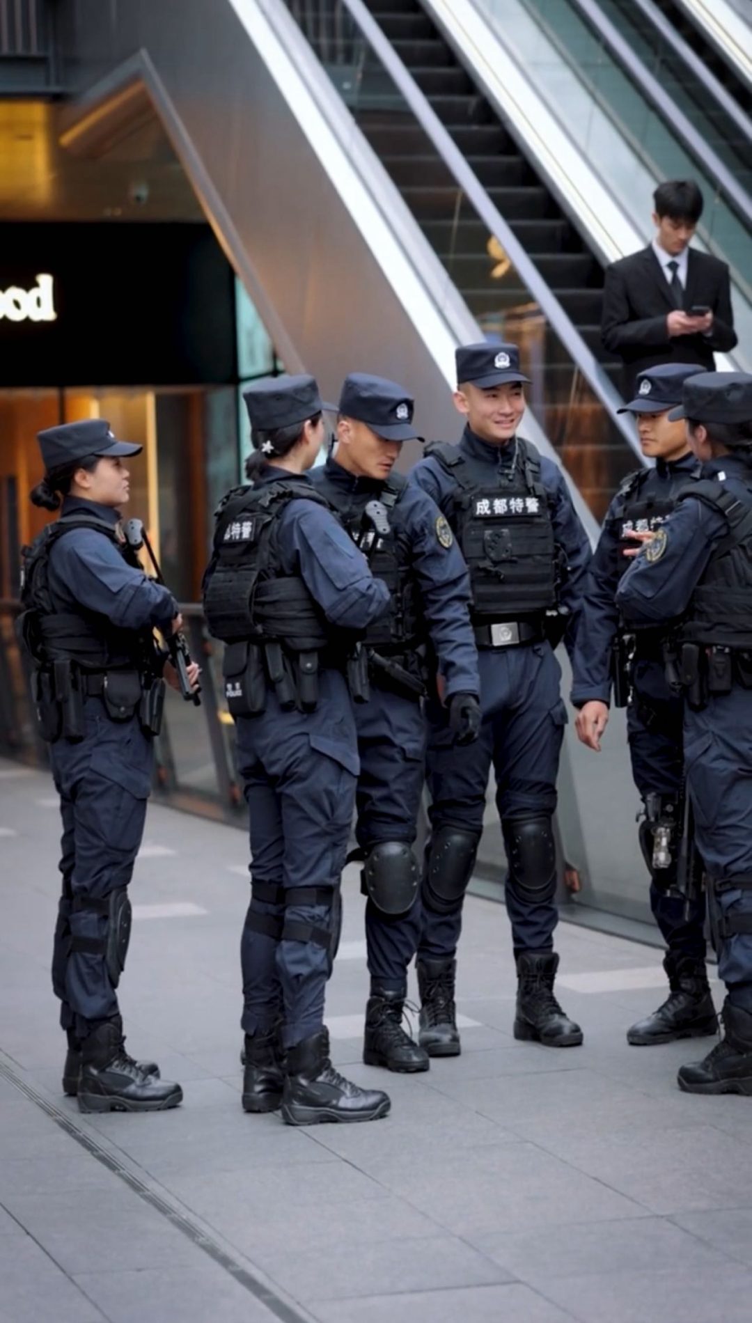 成都太古里执勤特警小哥意外走红，这也太帅了吧！