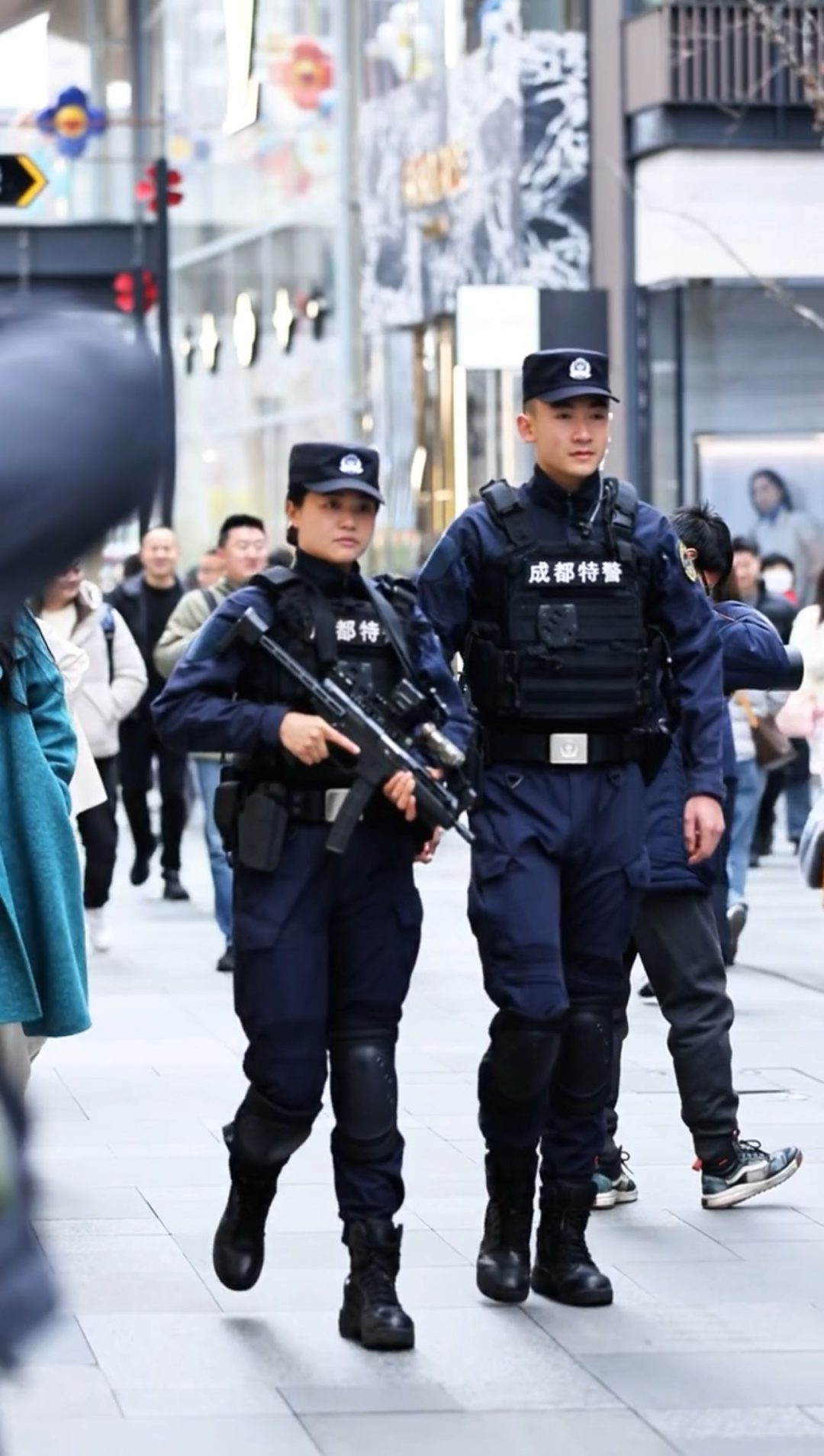 成都太古里执勤特警小哥意外走红，这也太帅了吧！