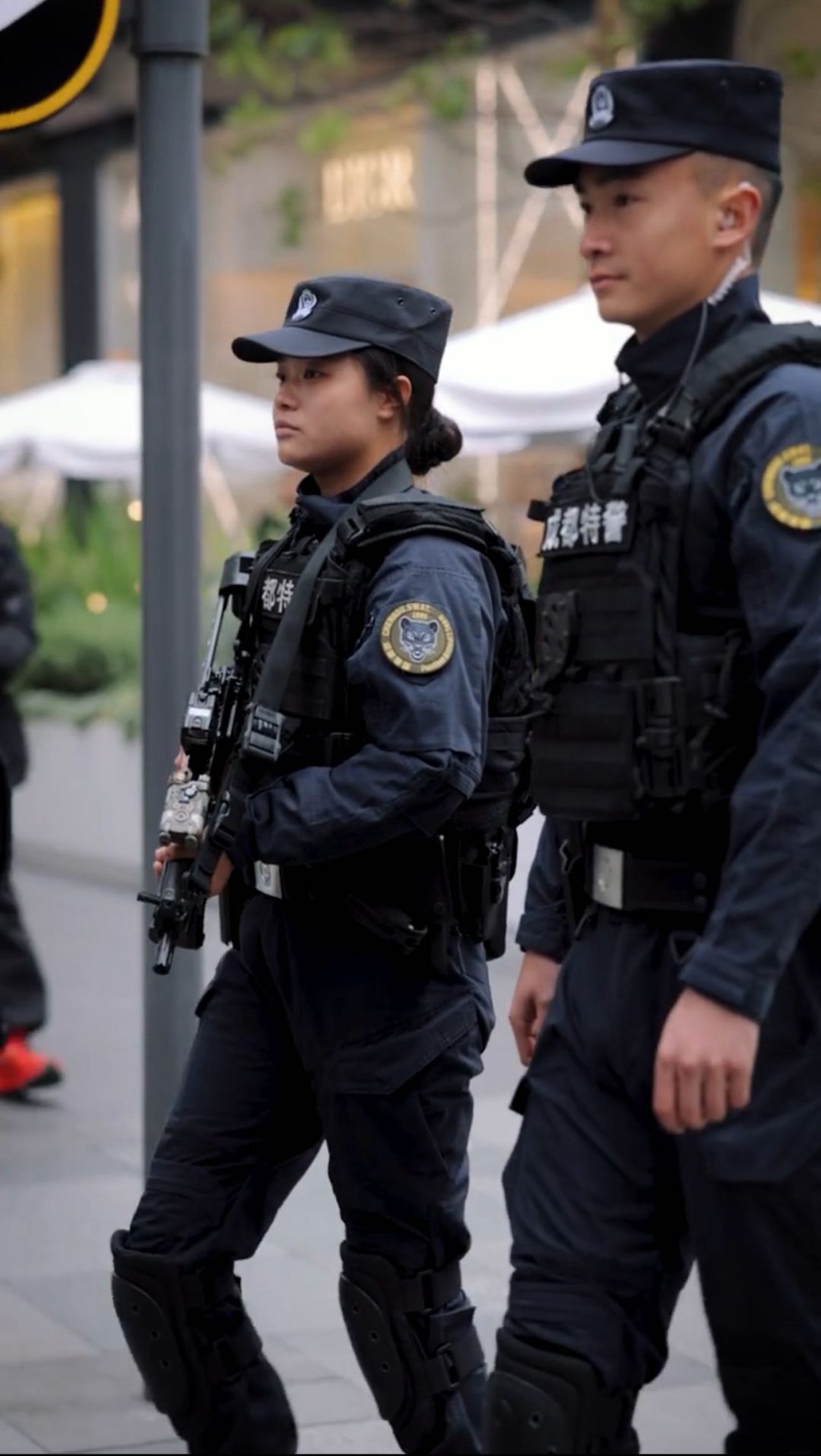 成都太古里执勤特警小哥意外走红，这也太帅了吧！