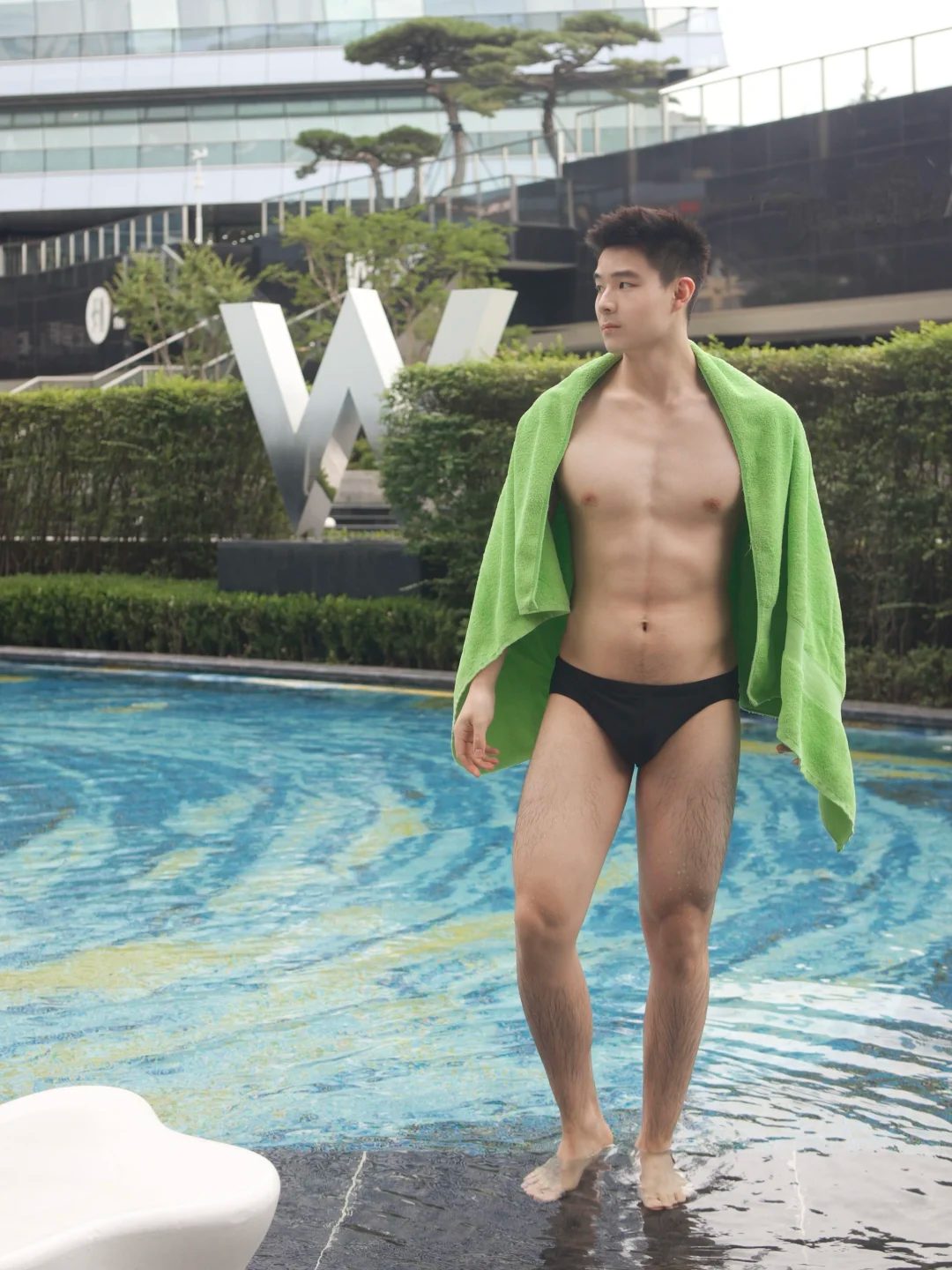 广东 19 岁野生男大,穿运动裤抓拍照太显眼火了! 广东 19 岁野生男大,穿运动裤抓拍照太显眼火了!