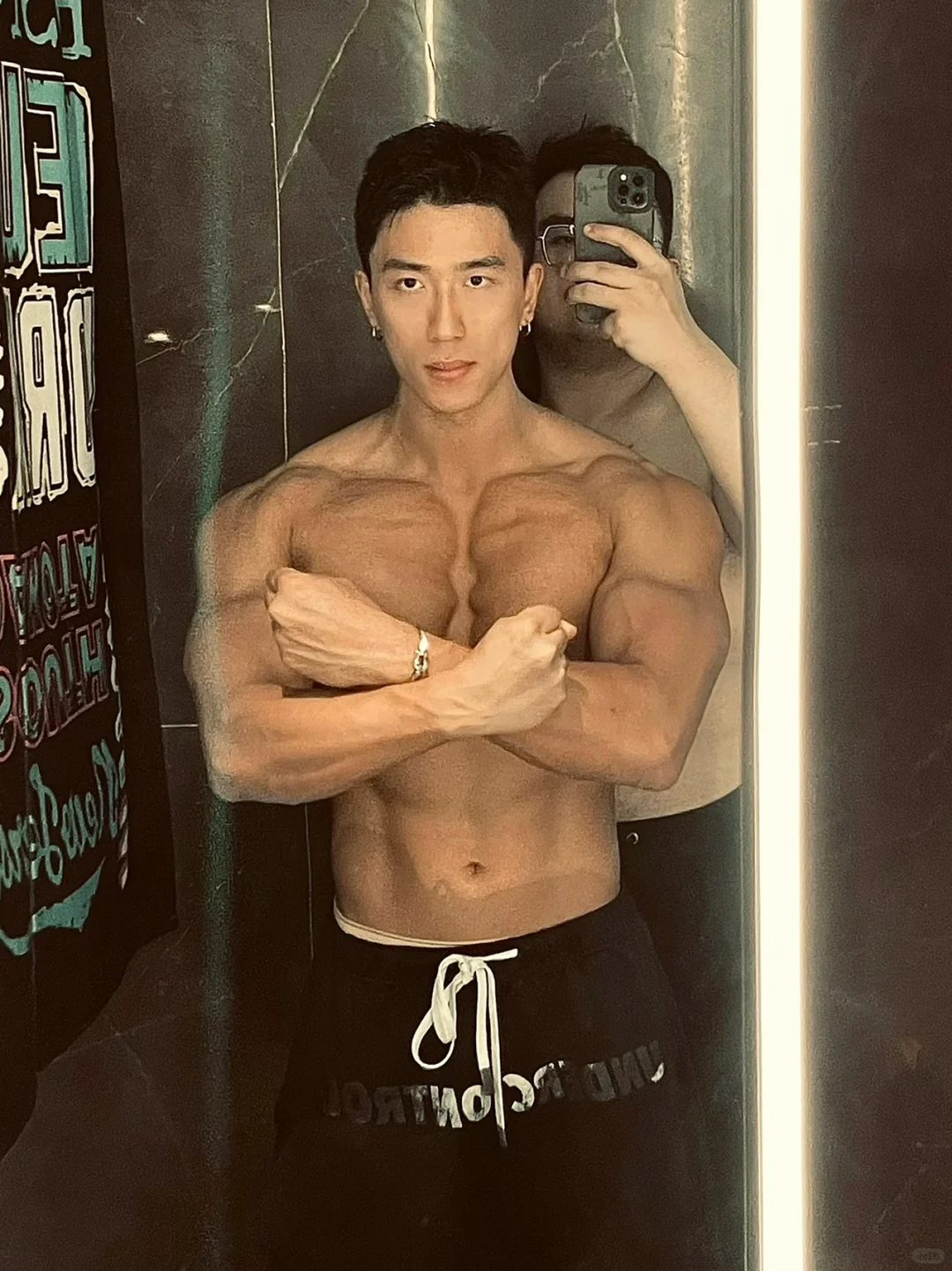 金陵 F4 肌肉男同框斗地主比帅，网友直呼：都让让，我要上桌！