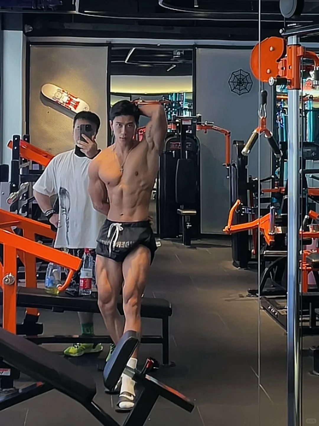 金陵 F4 肌肉男同框斗地主比帅，网友直呼：都让让，我要上桌！