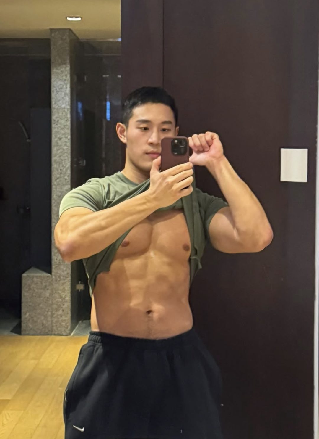 地铁上的壮硕肌肉男被扒了，穿红泳裤居然这么性感！