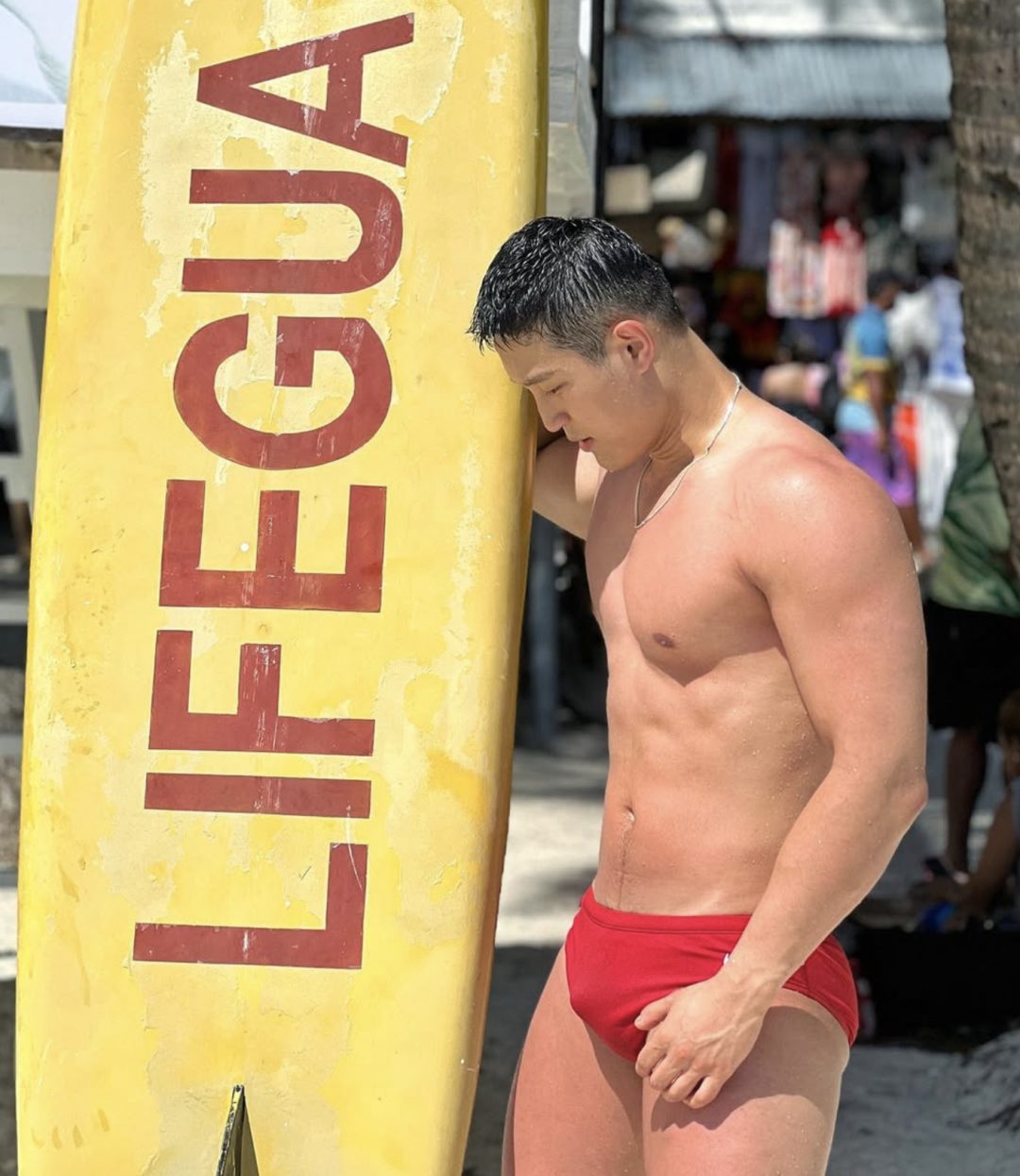 地铁上的壮硕肌肉男被扒了，穿红泳裤居然这么性感！