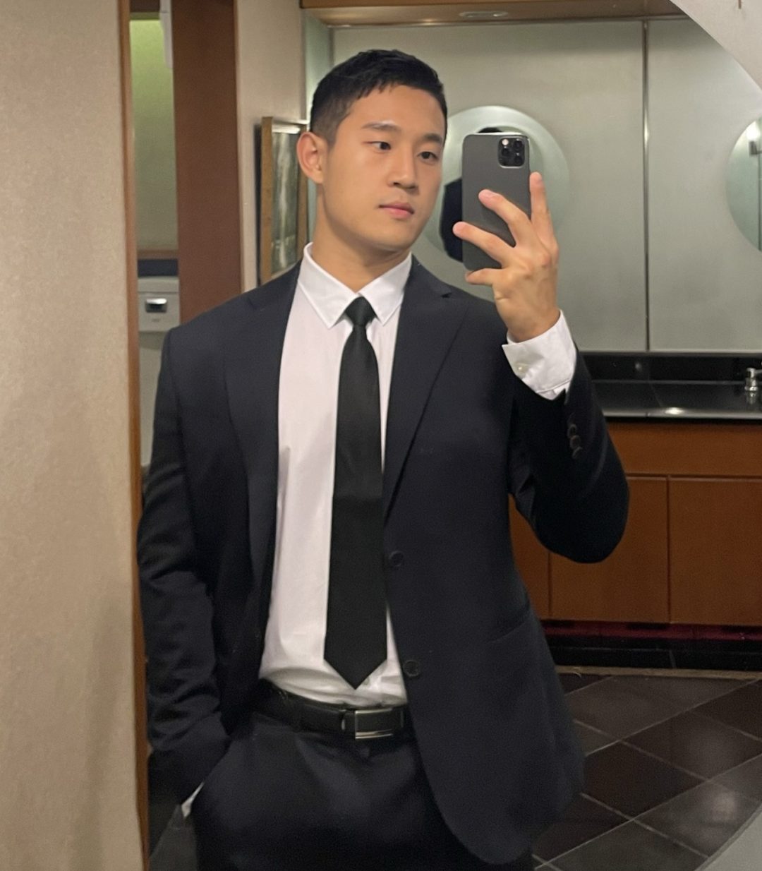 地铁上的壮硕肌肉男被扒了，穿红泳裤居然这么性感！