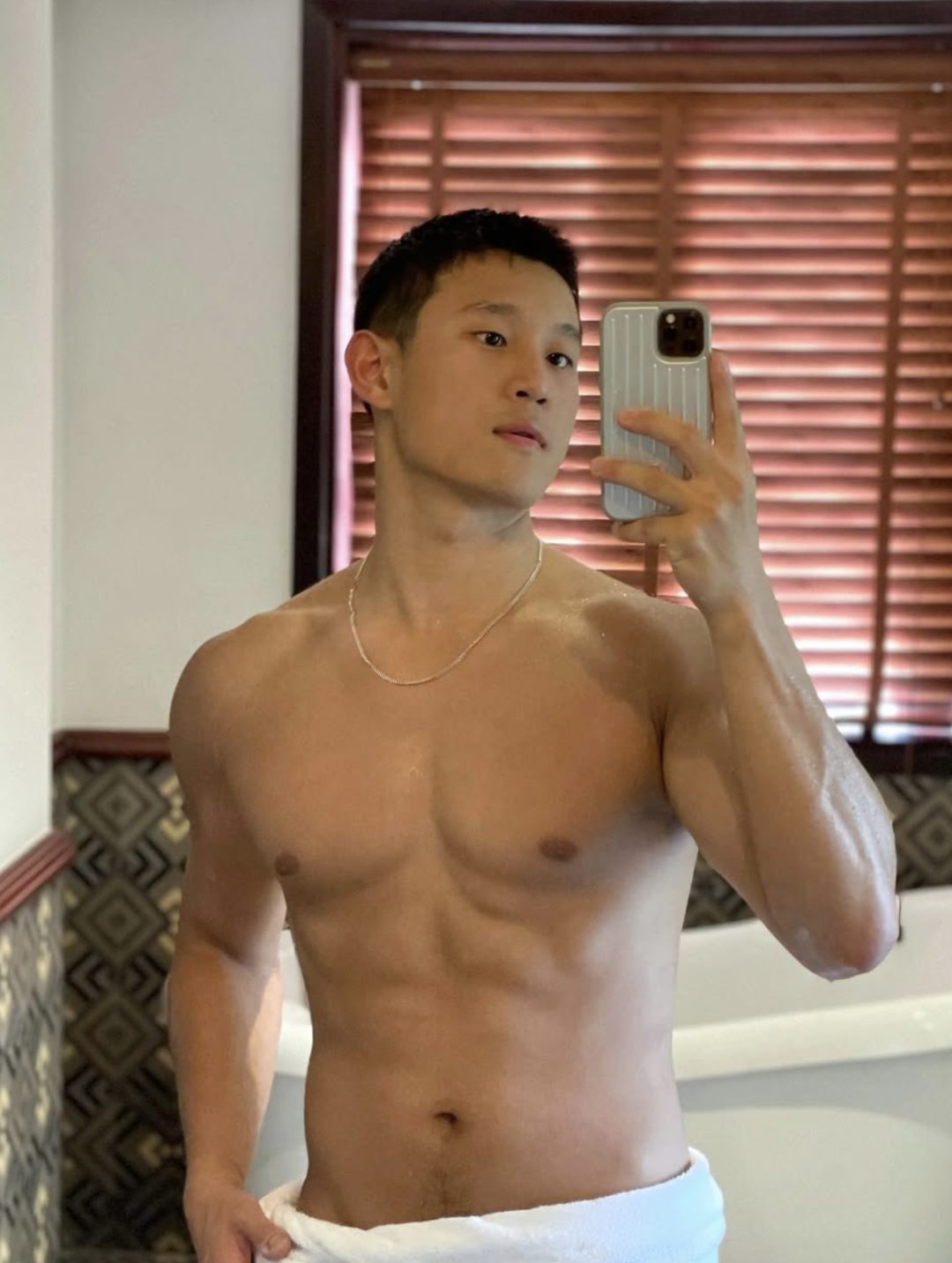 地铁上的壮硕肌肉男被扒了，穿红泳裤居然这么性感！