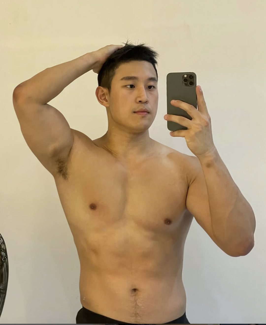 地铁上的壮硕肌肉男被扒了，穿红泳裤居然这么性感！