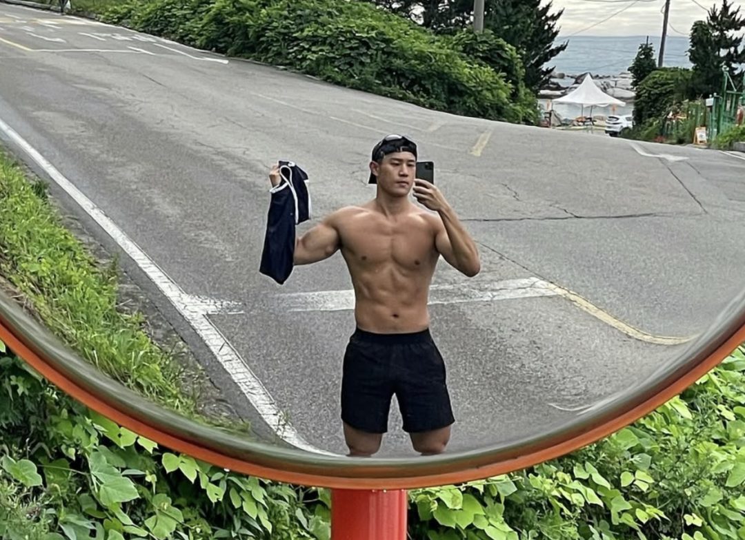 地铁上的壮硕肌肉男被扒了,穿红泳裤居然这么性感! 地铁上的壮硕肌肉男被扒了,穿红泳裤居然这么性感!