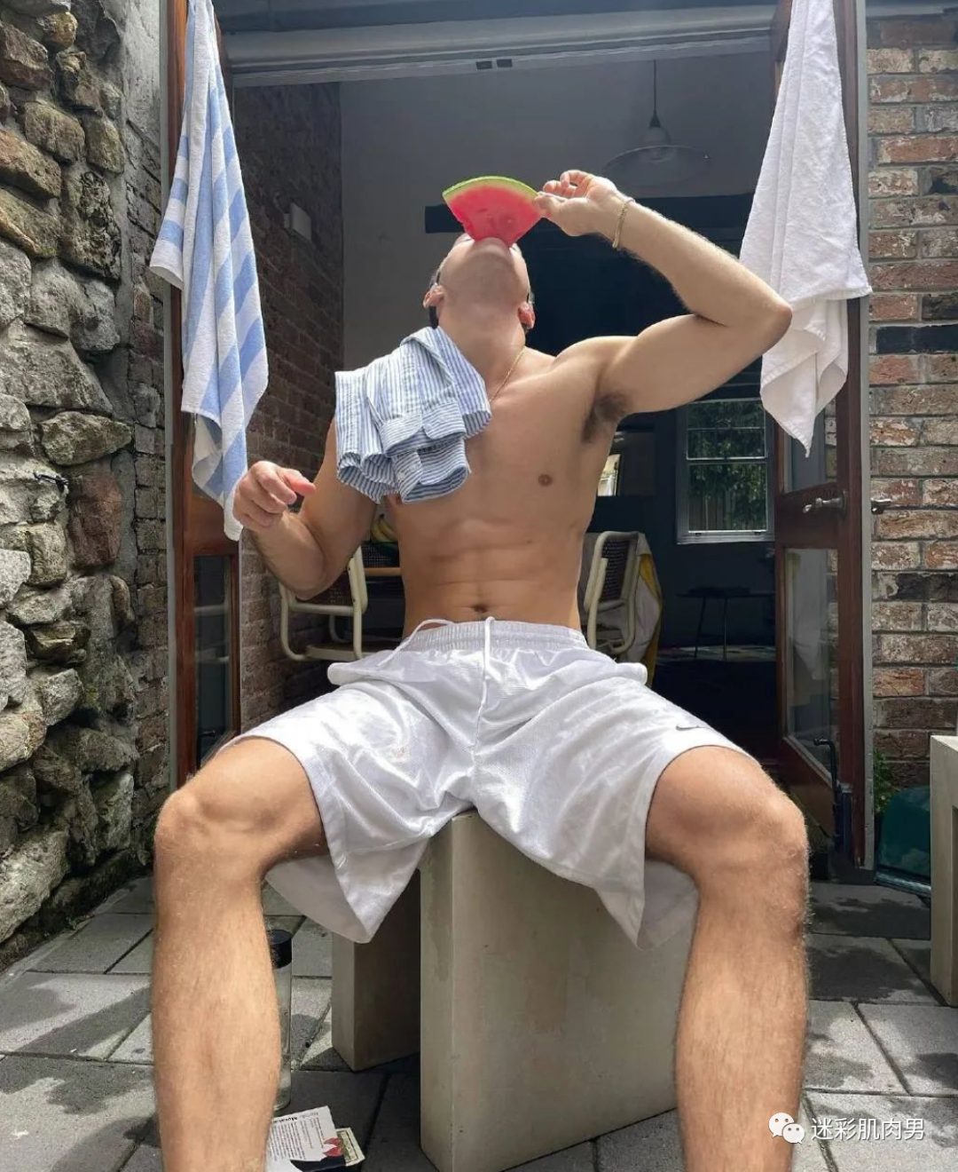 黑皮腹肌小哥当街换裤子！