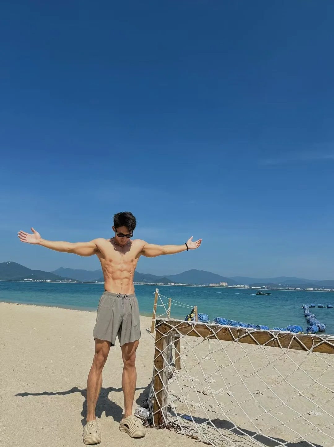 哈尔滨体院校草被扒！低体脂筋肉 +44 寸腿长 这腹肌能当搓衣板使