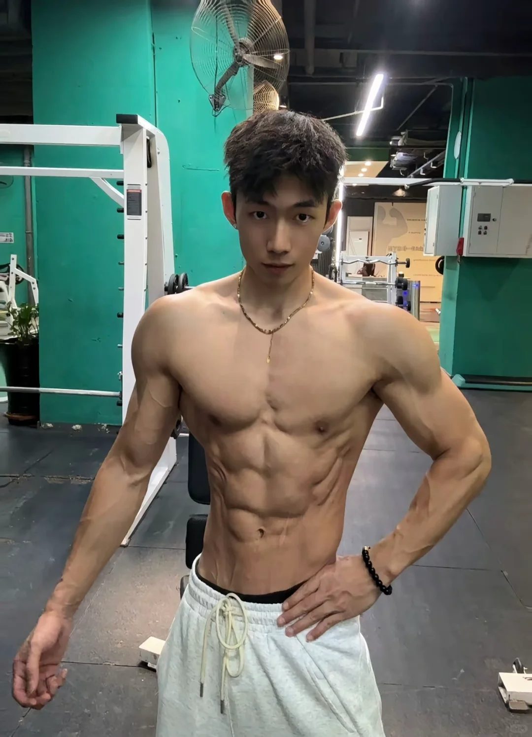哈尔滨体院校草被扒！低体脂筋肉 +44 寸腿长 这腹肌能当搓衣板使
