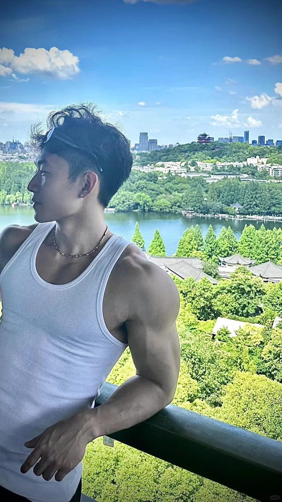 哈尔滨体院校草被扒！低体脂筋肉 +44 寸腿长 这腹肌能当搓衣板使