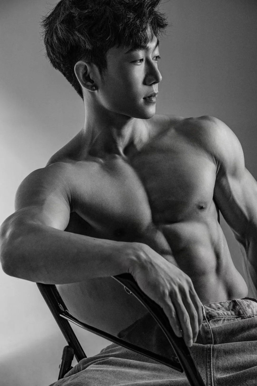 哈尔滨体院校草被扒！低体脂筋肉 +44 寸腿长 这腹肌能当搓衣板使