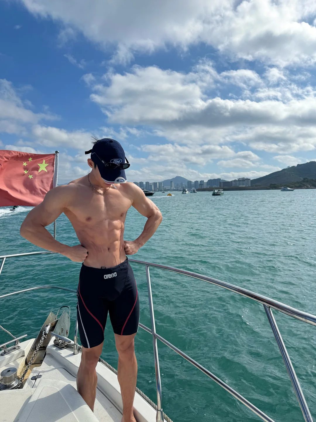 哈尔滨体院校草被扒！低体脂筋肉 +44 寸腿长 这腹肌能当搓衣板使