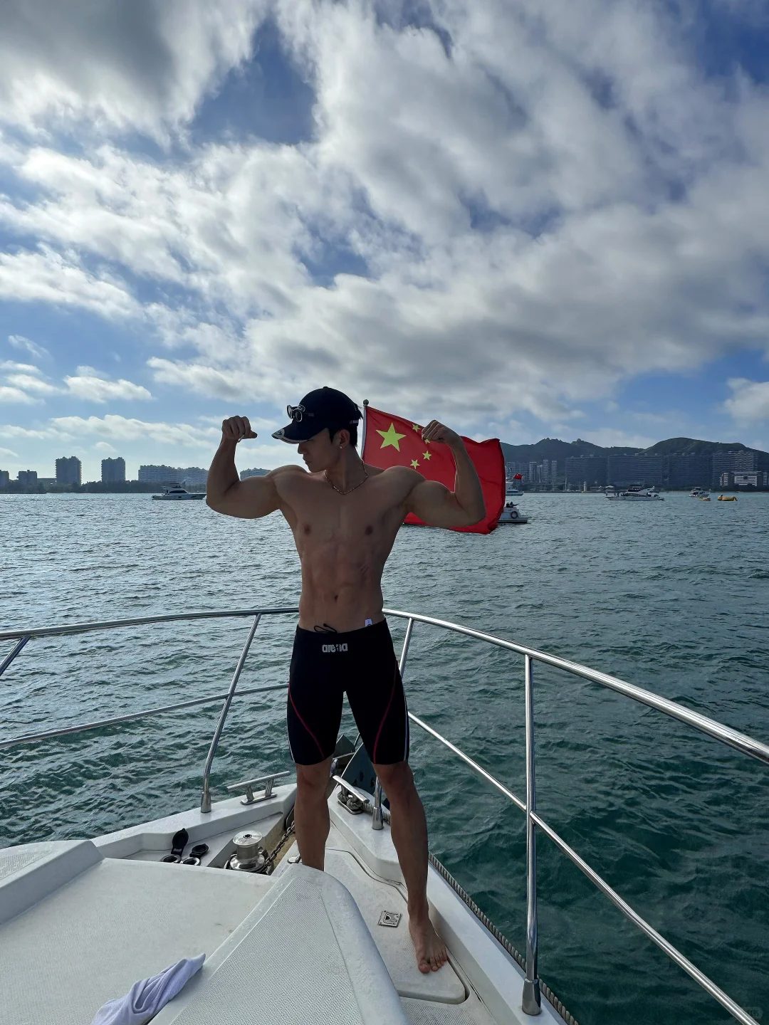 哈尔滨体院校草被扒！低体脂筋肉 +44 寸腿长 这腹肌能当搓衣板使