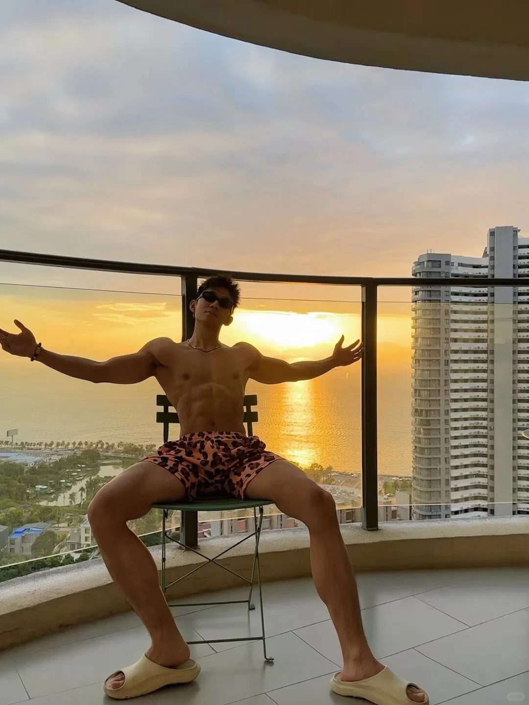 哈尔滨体院校草被扒！低体脂筋肉 +44 寸腿长 这腹肌能当搓衣板使