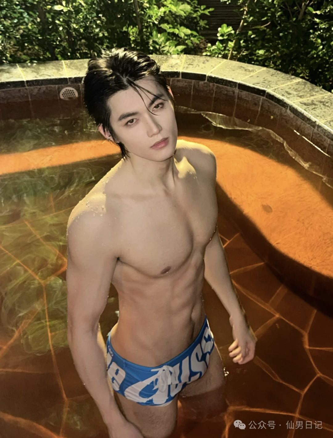 体育生脱掉衣服以后，成了新的打卡点……