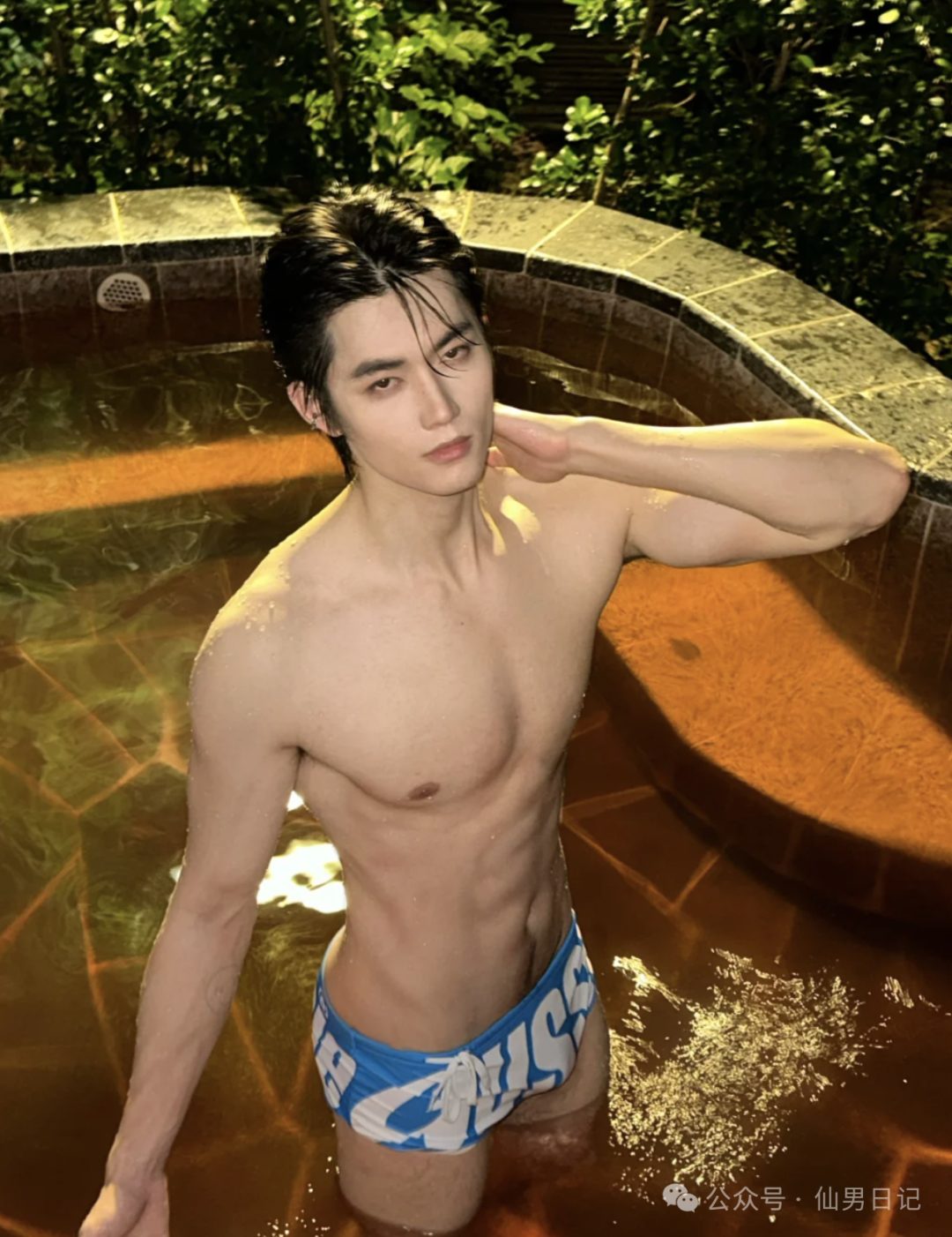 体育生脱掉衣服以后，成了新的打卡点……